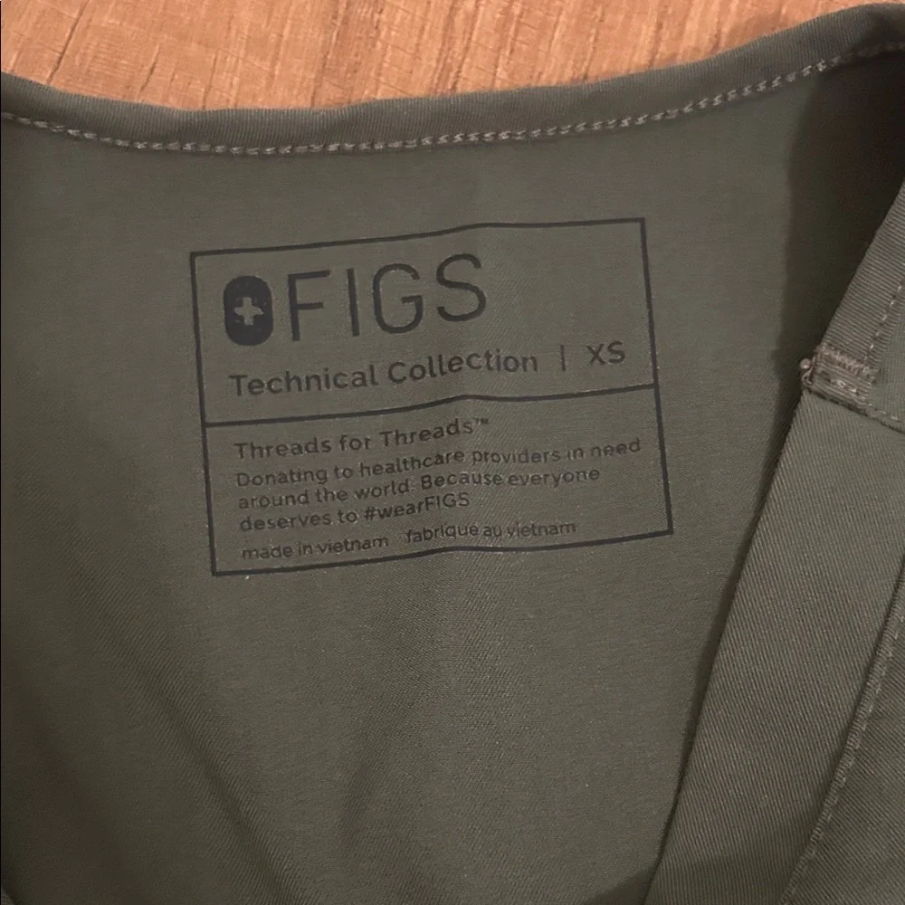 Figs XS Olive Green Scrub Top & Pants Set